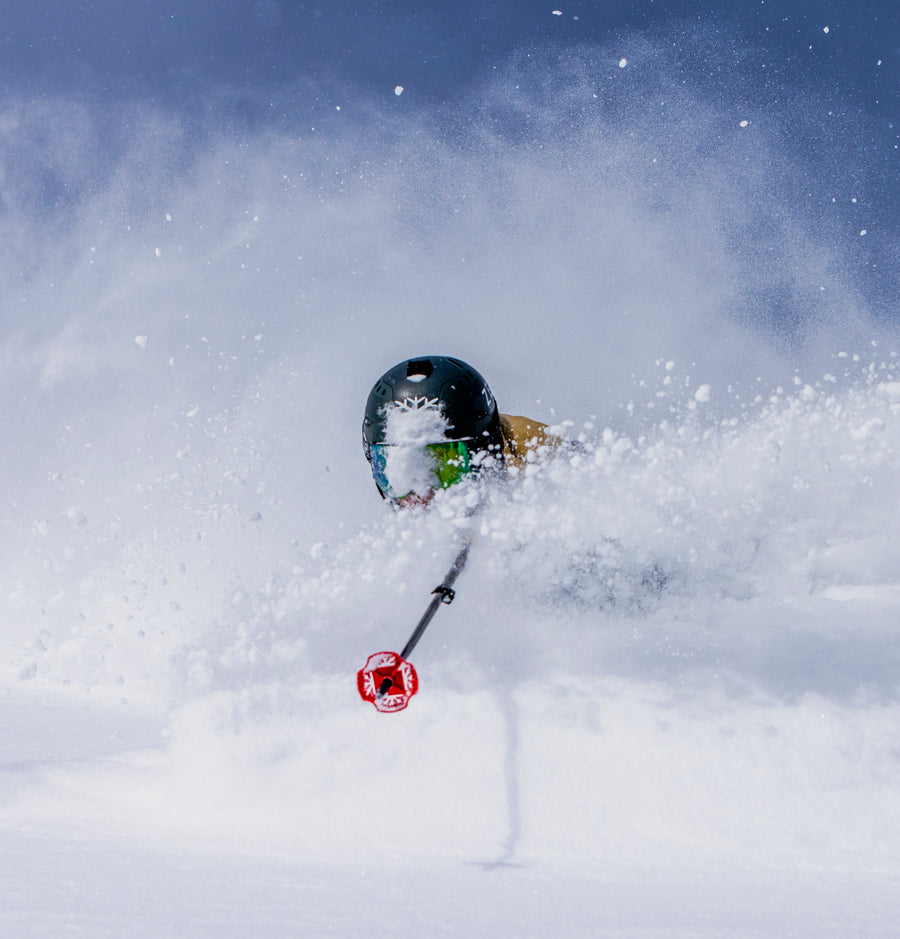 Freerider auf DPS-Ski in tiefem Pulverschnee